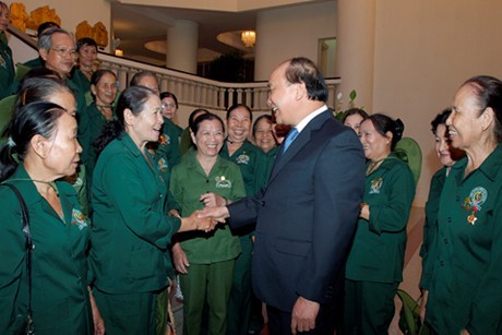 Deputy Prime Minister praises former young volunteers  - ảnh 1